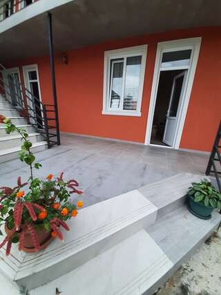 Гостевой дом Pavillion Guest House Батуми Двухместный номер с 1 кроватью и собственной ванной комнатой-2