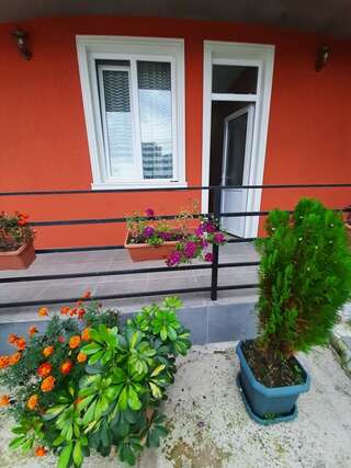 Гостевой дом Pavillion Guest House Батуми Двухместный номер с 2 отдельными кроватями и собственной ванной комнатой-2