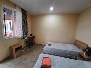 Гостевой дом Pavillion Guest House Батуми Двухместный номер с 2 отдельными кроватями и собственной ванной комнатой-1