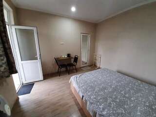 Гостевой дом Pavillion Guest House Батуми Двухместный номер с 1 кроватью и собственной ванной комнатой-8