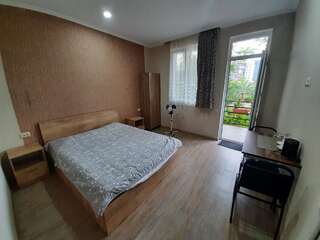 Гостевой дом Pavillion Guest House Батуми Двухместный номер с 1 кроватью и собственной ванной комнатой-9