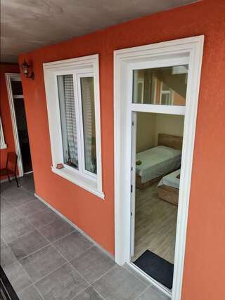 Гостевой дом Pavillion Guest House Батуми Двухместный номер с 2 отдельными кроватями и собственной ванной комнатой-3