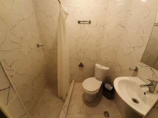 Гостевой дом Pavillion Guest House Батуми Двухместный номер с 2 отдельными кроватями и собственной ванной комнатой-4